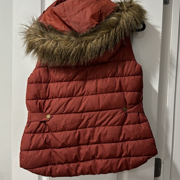 Burnt orange/red H&M puffer vest - Picture 2 of 8